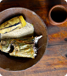 Alimentação tradicional em uma mesa de madeira