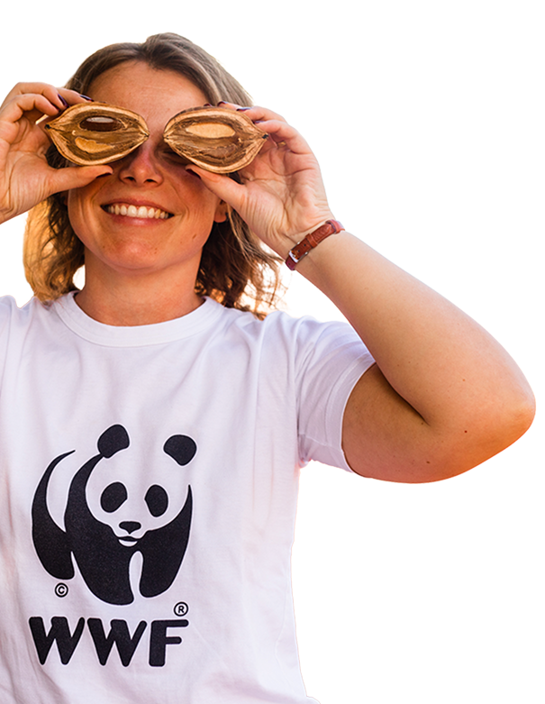 Integrante do WWF-Brasil observando a natureza